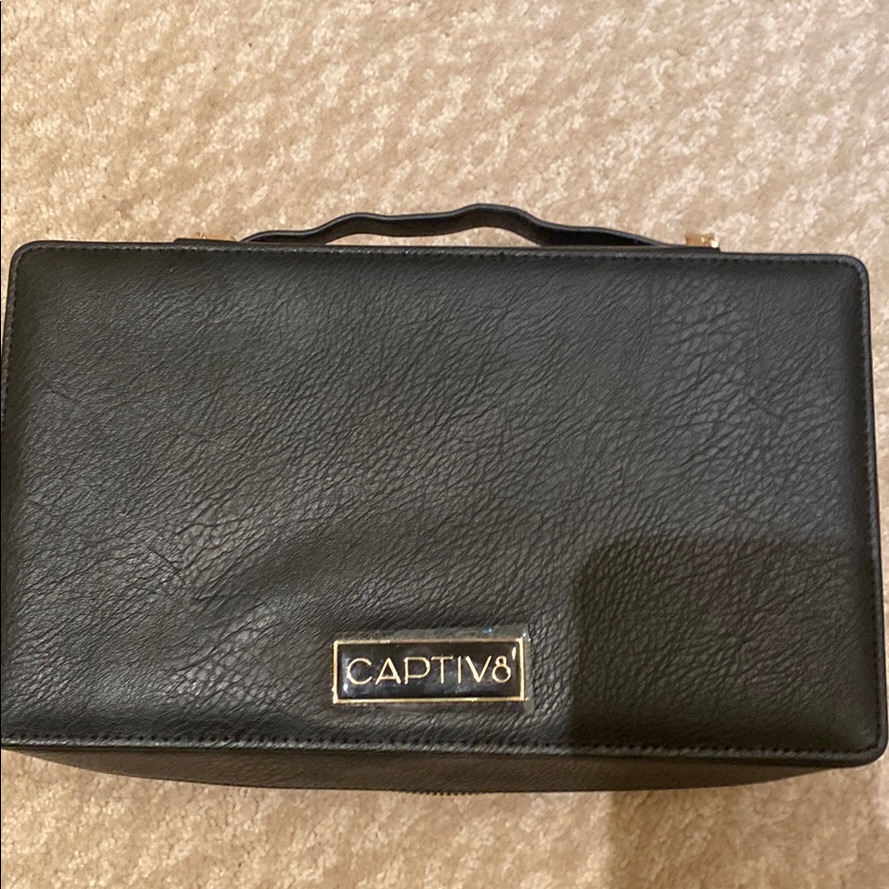 Captiv8 Makeup Case